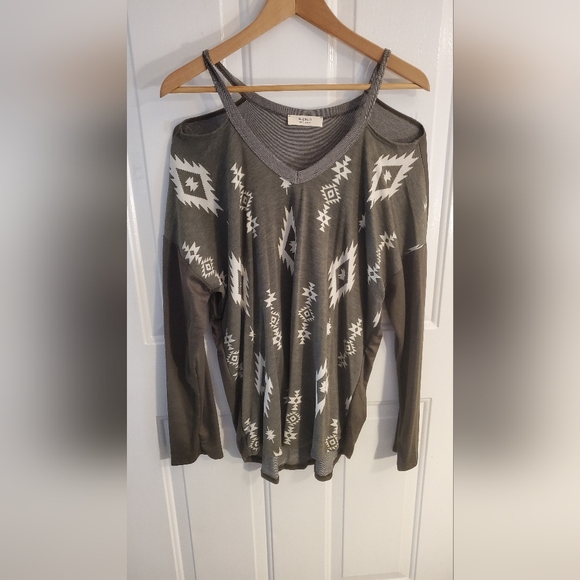 NWT Olive Southwest Patterned Cold Shoulder Long Sleeve Top - Picture 2 of 3